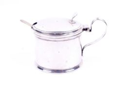 A silver mustard pot, a silver plated example and two spoons.
