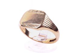A 9ct gold signet ring. Having a rectangular cartouche (not engraved), size W, 7.