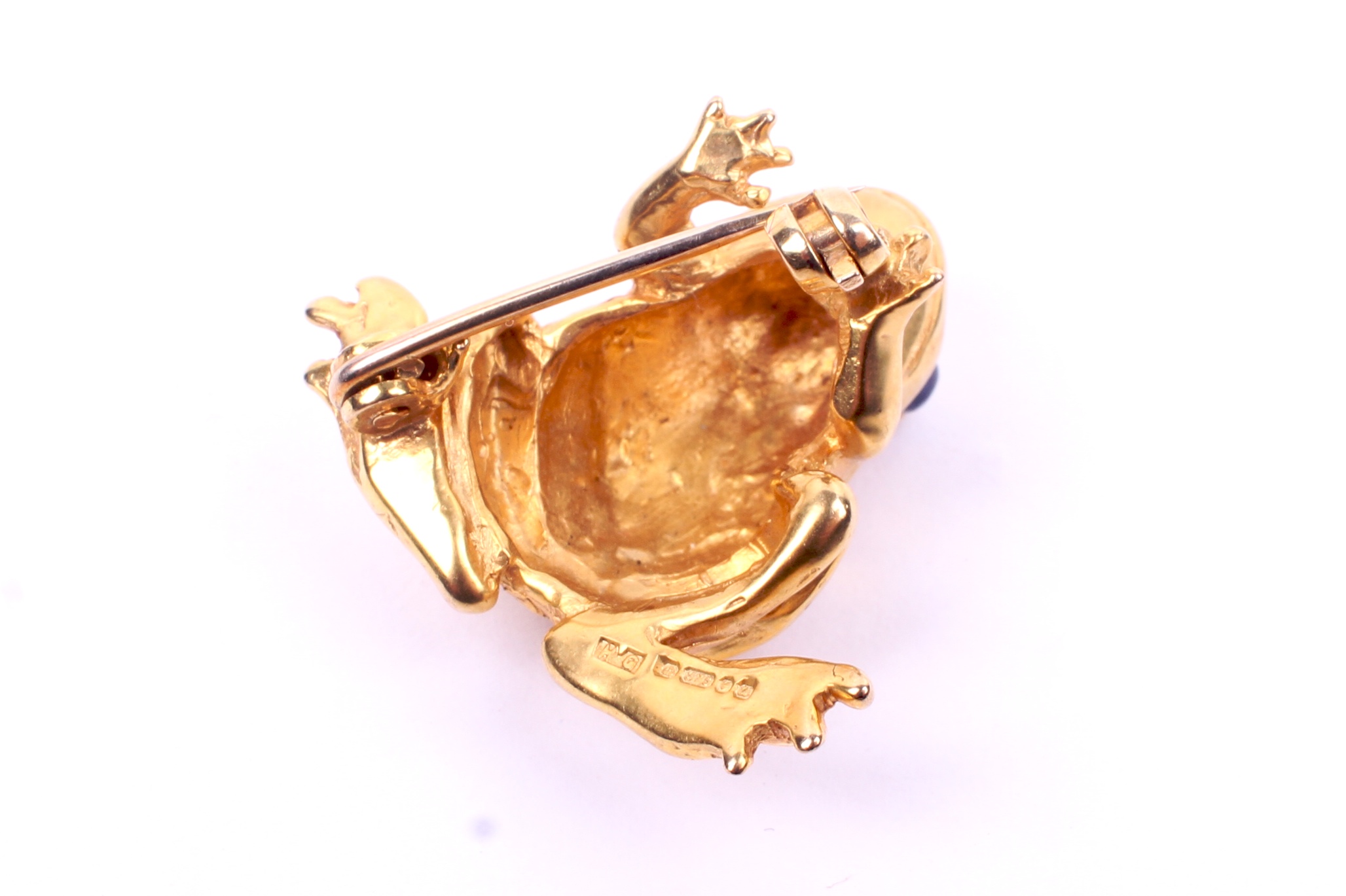 A late 20th century hallmarked 9ct gold brooch. - Image 2 of 2