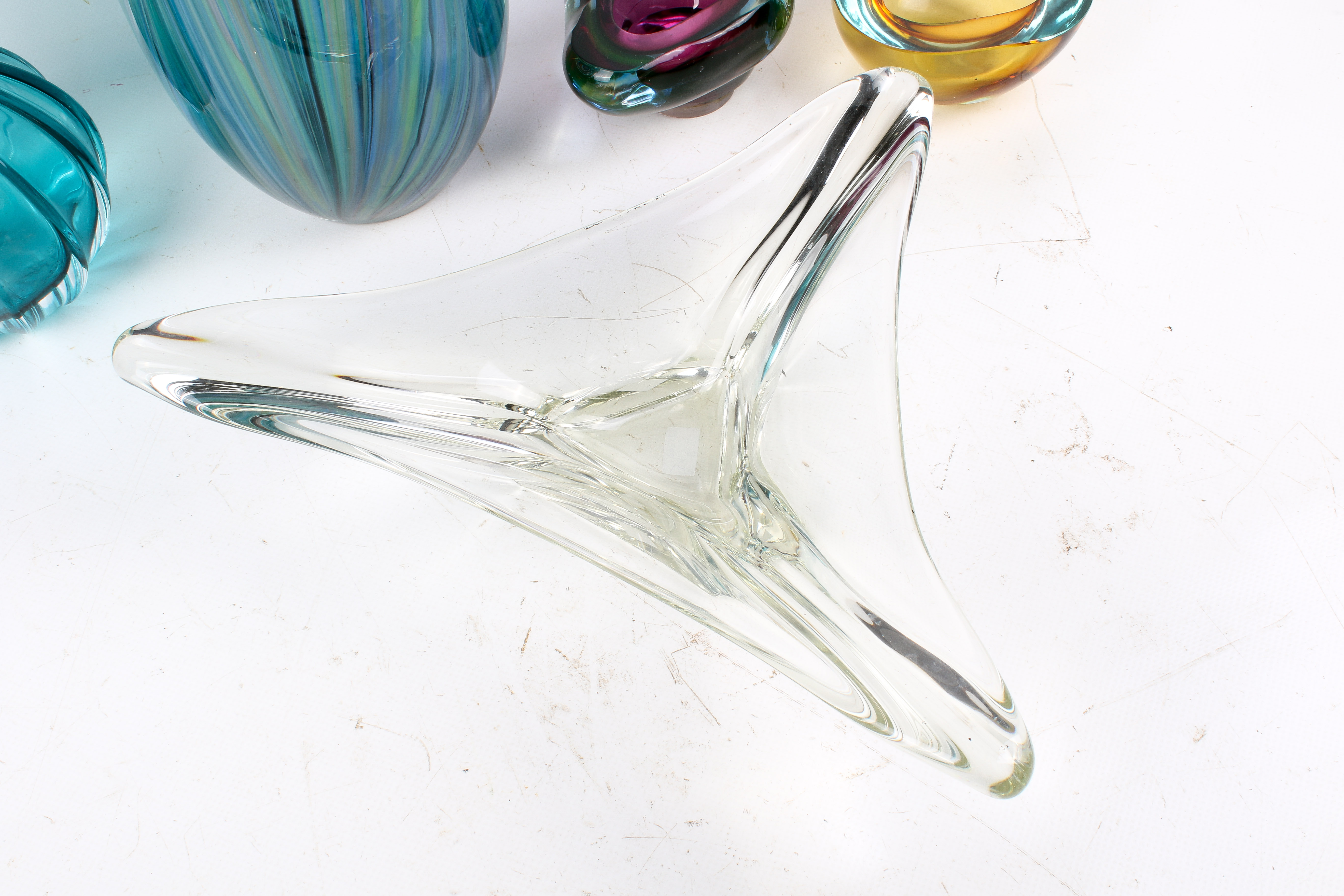 Collection of five mixed glassware items. Including a Villeroy & Boch fluted turquoise vase, etc. - Image 2 of 3