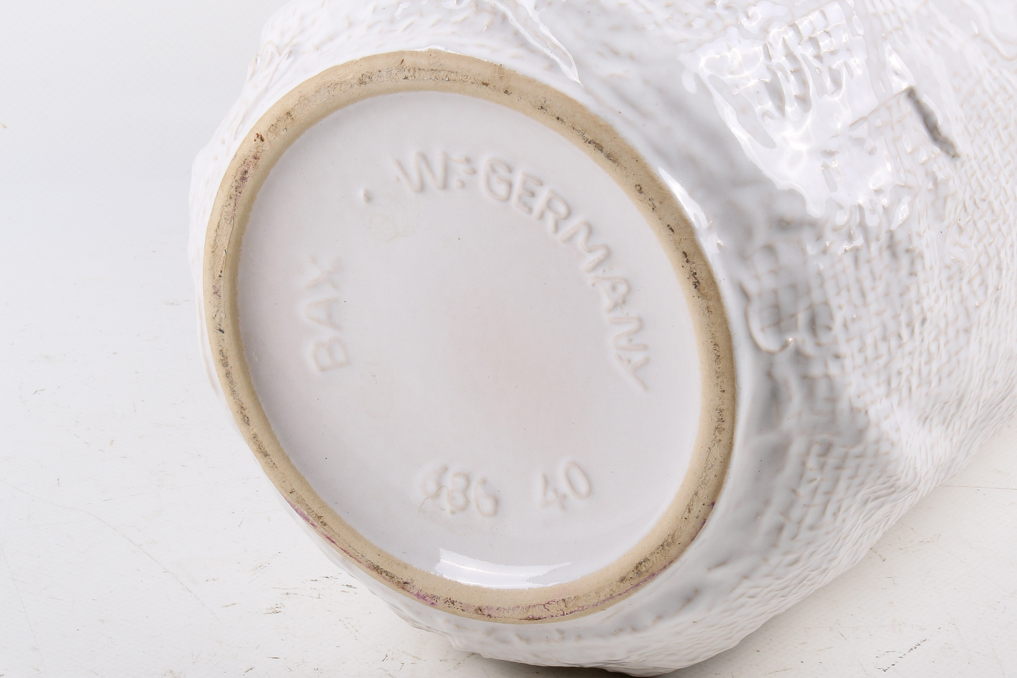 A mid-century Bay West German ceramic 'sack' vase. #686 - 40. - Image 2 of 2