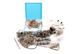 A small quantity of costume jewellery.