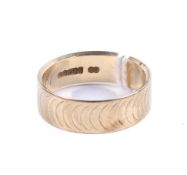 A 9ct wedding band. Engraved with a continuous band of crescents, size R/S, weight 4.9g.
