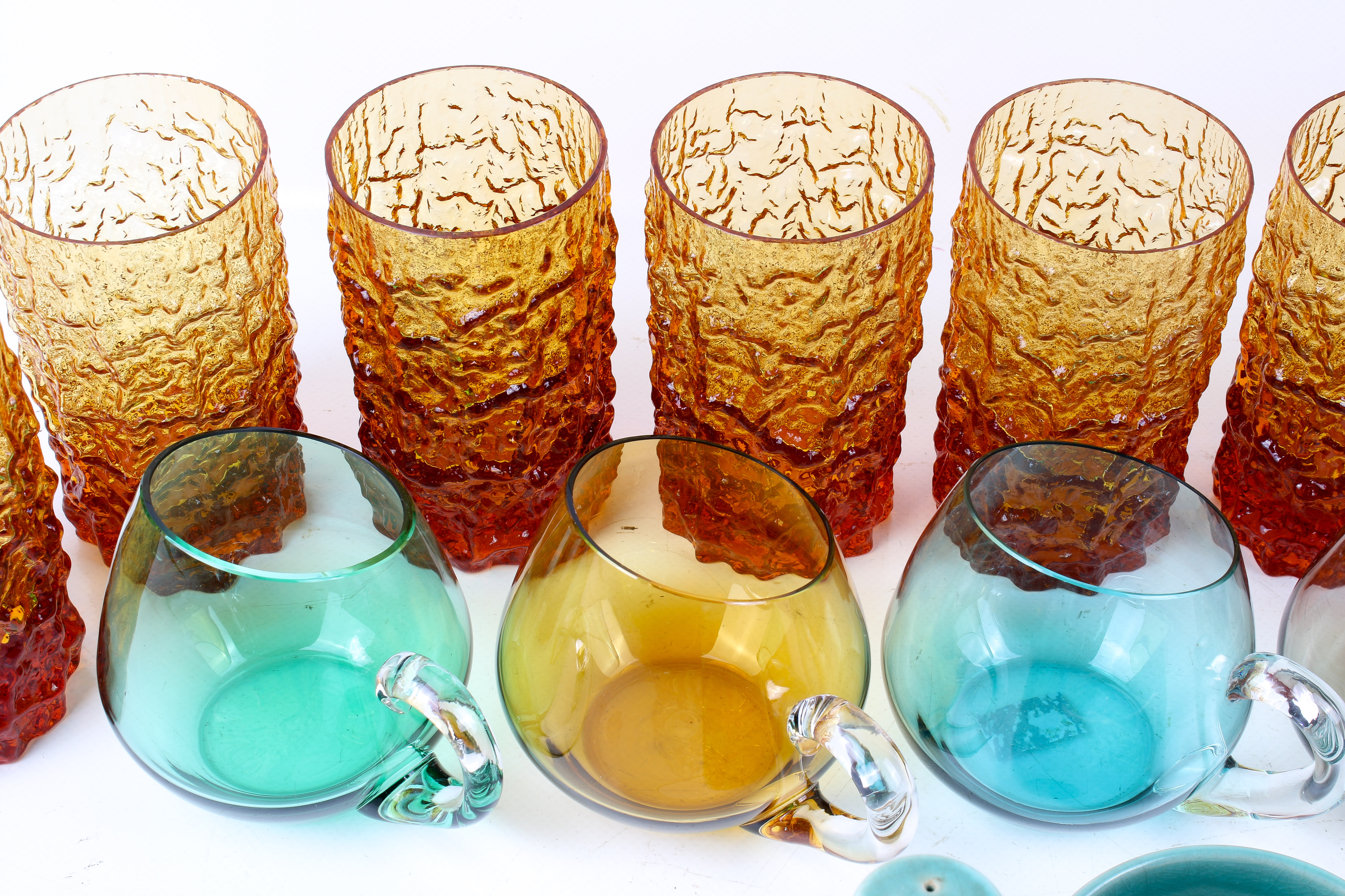 Set of ten mid-century textured orange glass drinking beakers, etc. Max. - Image 2 of 4
