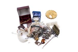 A small group of costume jewellery and collectables.
