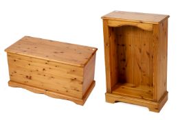 A modern pine freestanding bookcase and blanket box. Max. H89cm. (2).