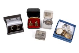 Small selection of silver and other jewellery.