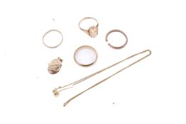 A small collection of 9ct gold.