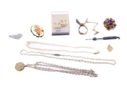 A small quantity of costume jewellery.
