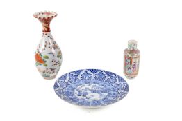 A group of three assorted Chinese porcelain items.