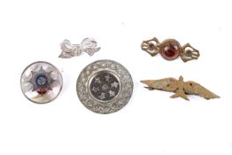 Five small vintage brooches.