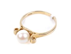 A pearl and pct gold ring. The pearl set between scrolls, size Q/R, weight 3g.