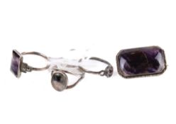 Three blue john stone rings and a brooch.