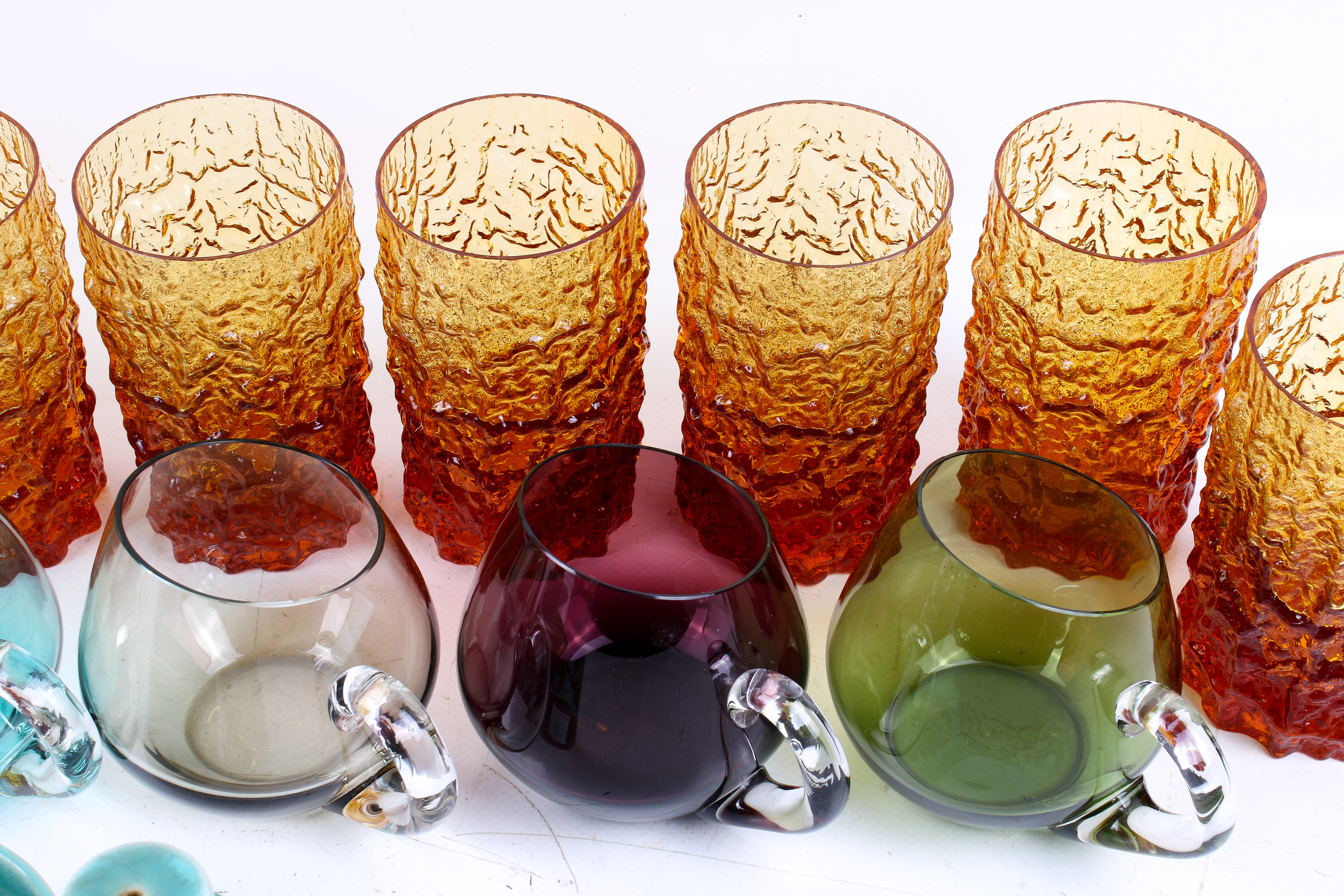 Set of ten mid-century textured orange glass drinking beakers, etc. Max. - Image 3 of 4
