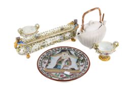 A collection of five assorted 20th century ceramic items.