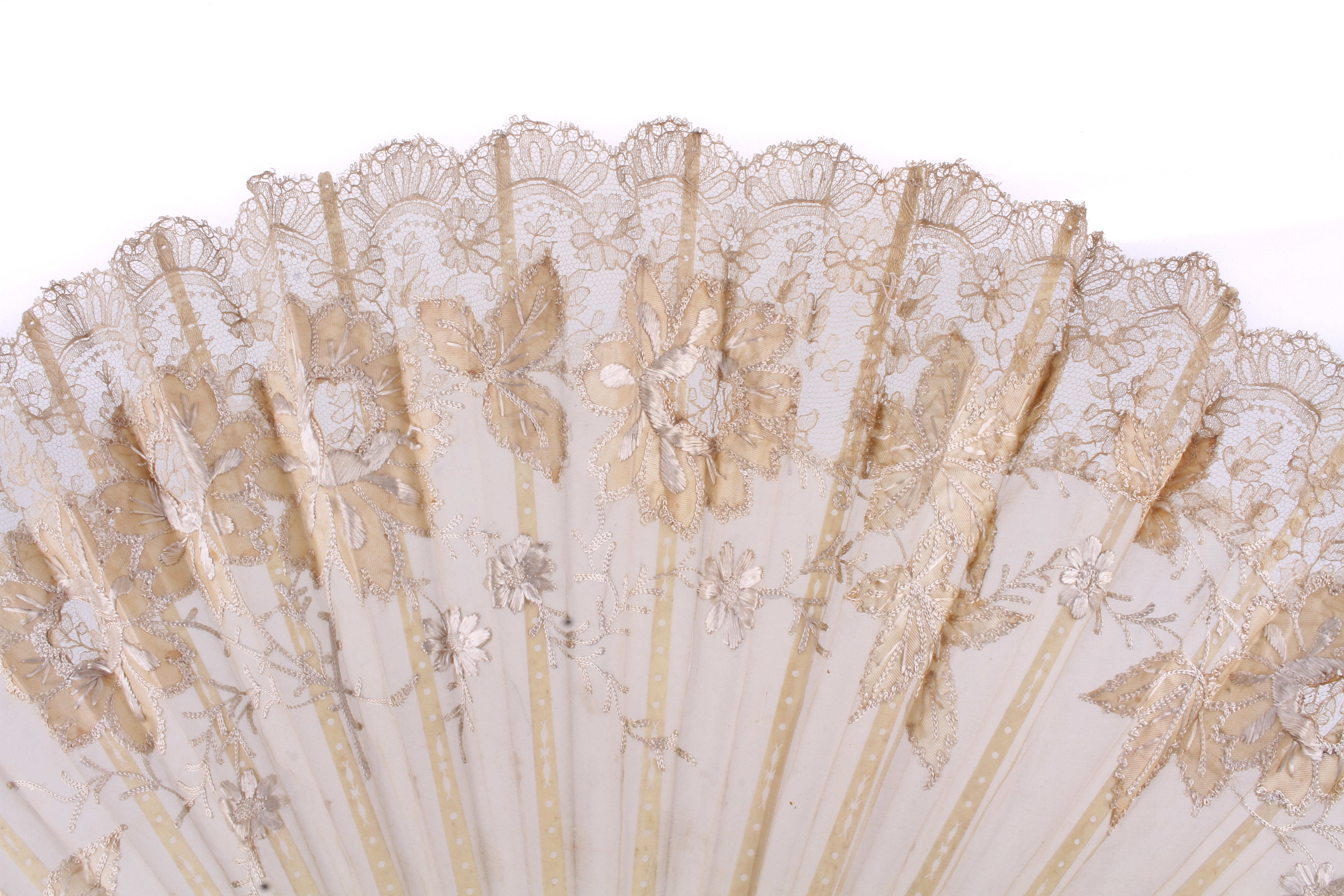An early 20th century folding fan. - Image 3 of 3