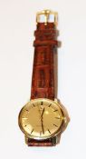 14 k Gelbgold Omega Genova Armbanduhr, intakt, an braunem Lederarmband, Tragespuren