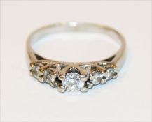 14 k Weißgold Ring mit 5 Diamanten, ca. 0,30 ct., 3,5 gr., Gr. 54