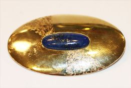 14 k Gelbgold Brosche in ovaler Form mit Lapislazuli, teils fein graviert, 14,3 gr., 5 cm x 3 cm