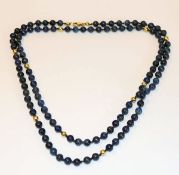 Lapislazuli Kugelkette mit 14 k Gelbgold Schließe und Zwischenkugeln, L 90 cm