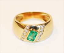 18 k Gelbgold geprüfter Ring mit Turmalin und 10 Diamanten, 6,8 gr., Gr. 52