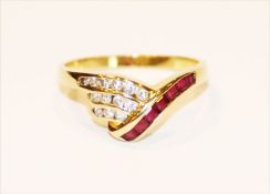 18 k Gelbgold Ring mit Diamanten und Rubinen in Caréeschliff, 2,8 gr., Gr. 56