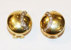 Paar 18 k Gelbgold geprüfte Ohrsteckerclips mit in Weißgold gefaßten Diamanten, 13 gr., D 2 cm