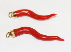 2 x 18 k Gelbgold Korallen-Anhänger, L 5/5,5 cm