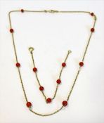 8 k Gelbgold Kette mit Korallen Zwischenkugeln, L 50 cm, und passendes Armband, L 18 cm, 7,37 gr.