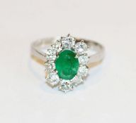 14 k Weißgold geprüfter Ring mit Smaragd und 10 Diamanten, zus. ca.0,5 ct., 3,7 gr., Gr. 58