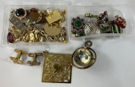 A collection of yellow and white metal jewellery to include pierced pendant with Chinese character