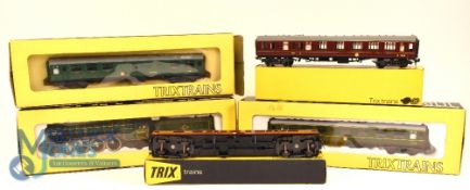 1185 Trix Trains. No 525 A H Peppercorn Liner BR Green. Together with Coaches 1978 Buffet car,