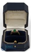 9ct Gold Ladies Diamond & Emerald Ring. Marked 375/9 with one larger emerald having two diamonds