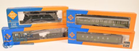 Roco 4131 HO E-Locomotive E144 075-9 Light Change. Together with 44316A Crane, 44235A, 4250S coaches