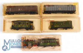 Liliput 'N' Gauge 761 Steam Locomotive. Together with 2 Coaches 730,732 and 2 rolling stock 935, 945