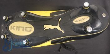 A Michael Carrick hand signed Puma King Champions League Final Rome 2009 Football Boot with COA (G)