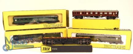 1185 Trix Trains No 525 A H Peppercorn Liner BR Green, together with Coaches, 1978 Buffet car,