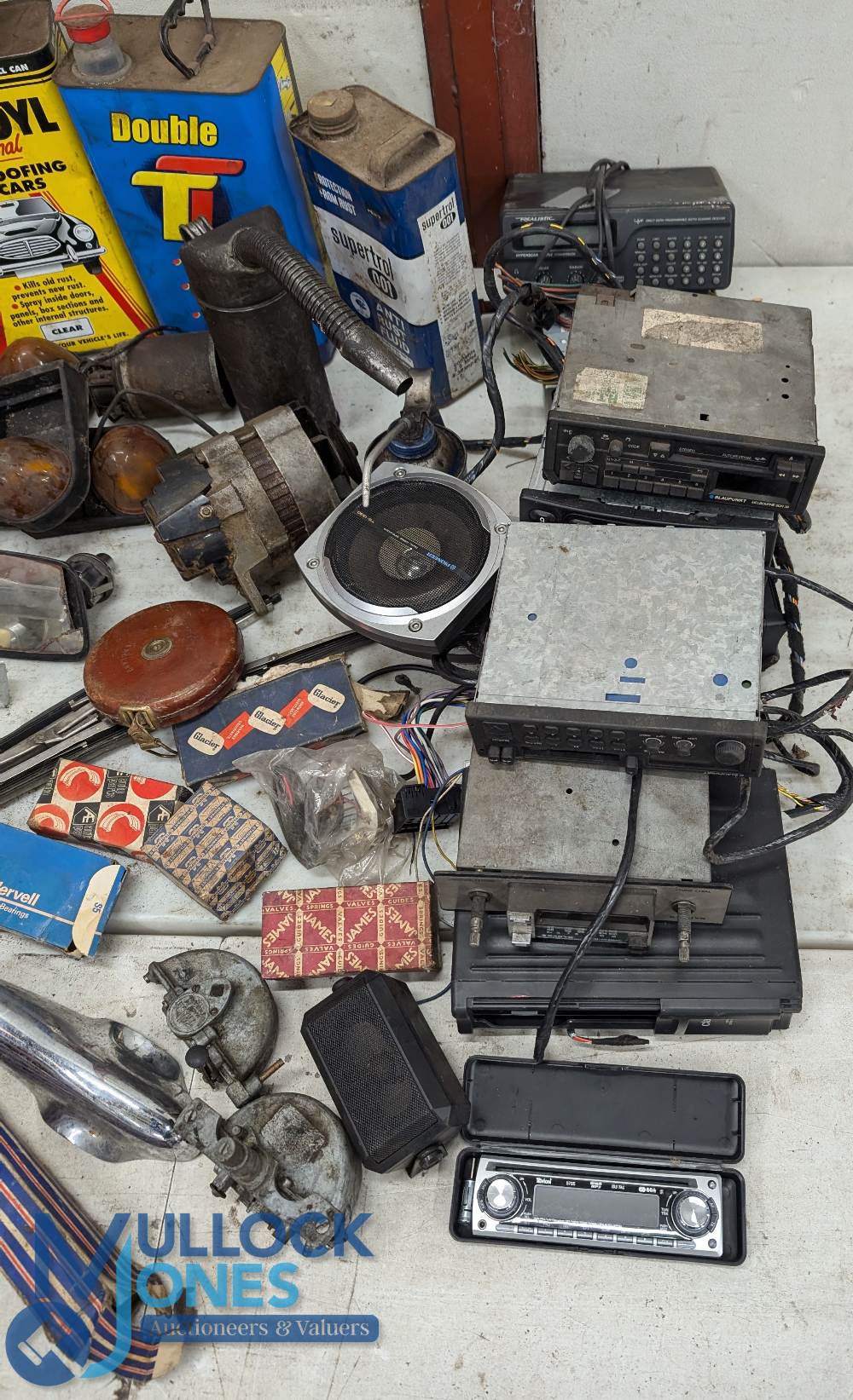 Automobilia - Car Parts - Various vintage car parts incl oil cans, wing mirrors, radios, bearings, - Image 3 of 3