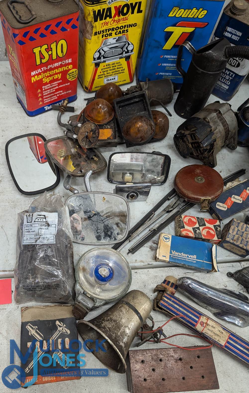 Automobilia - Car Parts - Various vintage car parts incl oil cans, wing mirrors, radios, bearings, - Image 2 of 3
