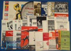 Selection of various Manchester United football programmes, fanzines, rosettes and pennants - incl