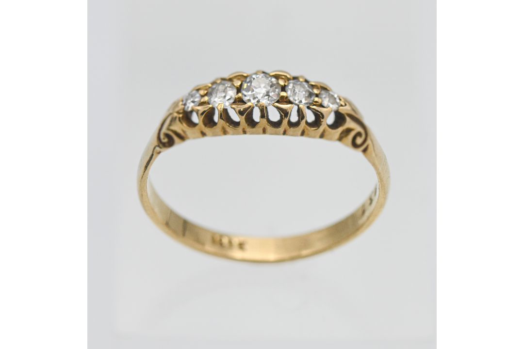 A five stone diamond ring, set in 18ct yellow gold, size O.