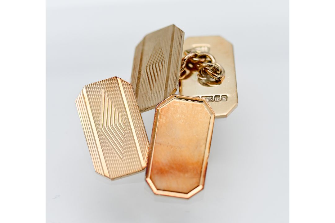 A pair of 9ct yellow gold cufflinks, approx. 7g.