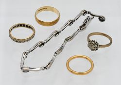 A mixed lot including one 22ct gold wedding band ring total weight 4g, one 18ct gold wedding band