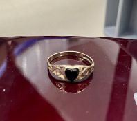 A small antique 9ct ring with heart shaped stone, approx. 1.2g, size M
