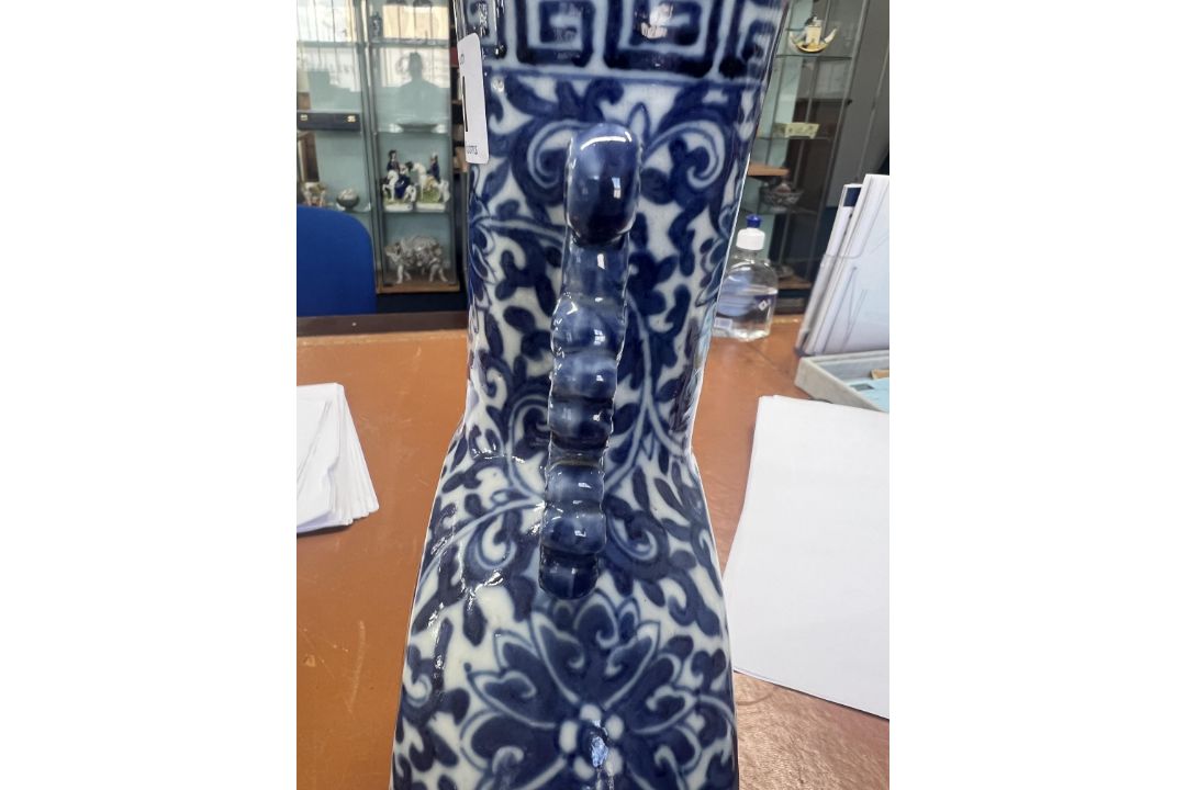 A blue and white moon flask ‘Bianhu’ Guangxu (1875-1908) The flattened circular body on a tall - Image 3 of 12