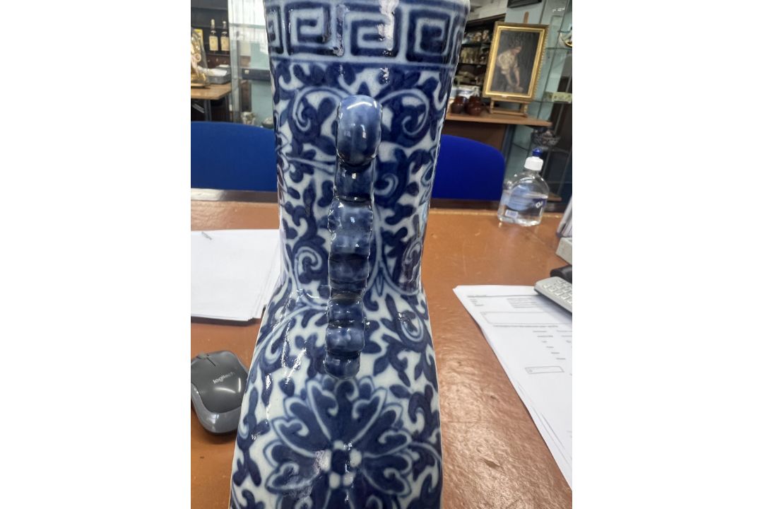 A blue and white moon flask ‘Bianhu’ Guangxu (1875-1908) The flattened circular body on a tall - Image 2 of 12