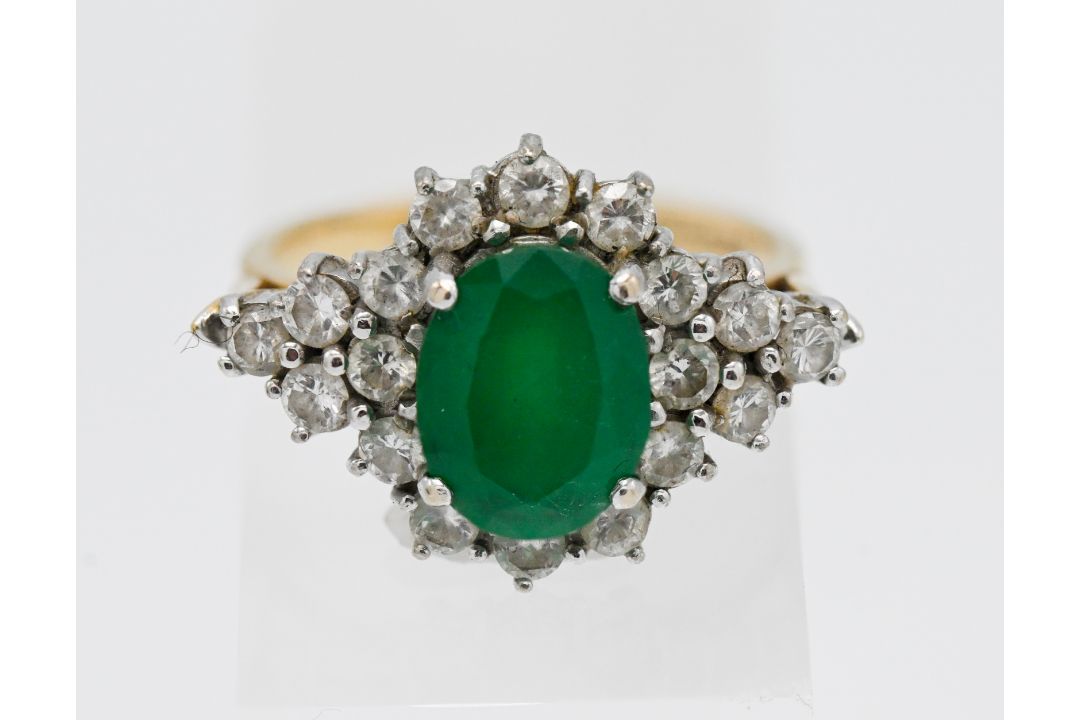 An 18ct yellow gold diamond and emerald cluster ring, size N. - Image 1 of 2