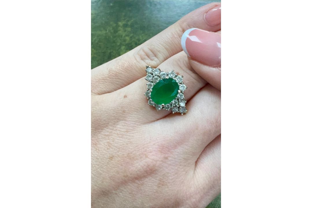 An 18ct yellow gold diamond and emerald cluster ring, size N. - Image 2 of 2