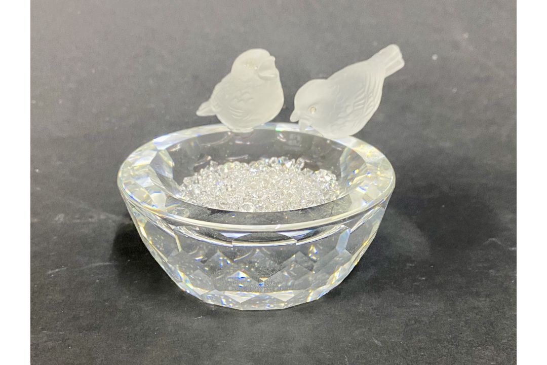 Swarovski Crystal Glass, Bird bath with two birds, boxed. Also includes a small bag of small gems.