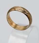 A 9ct gold wedding band ring, size S/T, total weight 3.05g